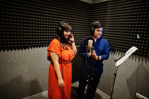 Interactive singing class featuring voice development and technique improvement methods