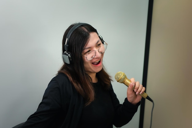Microphone and acoustic treatment in professional singing lesson environment